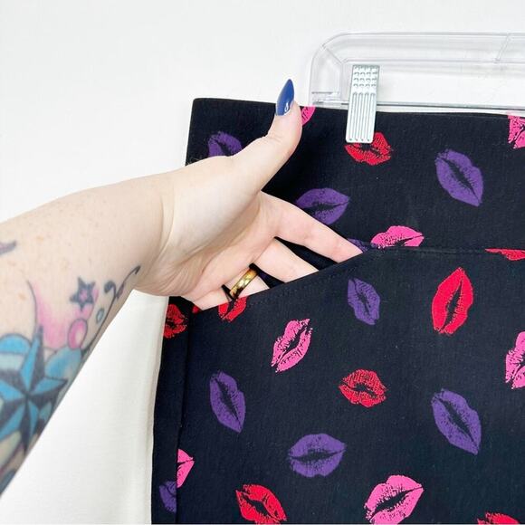 NWT TORRID Lip Print Ponte High Rise Skinny Studio Pixie Pants Sz. 2 or a 2X - Picture 5 of 6